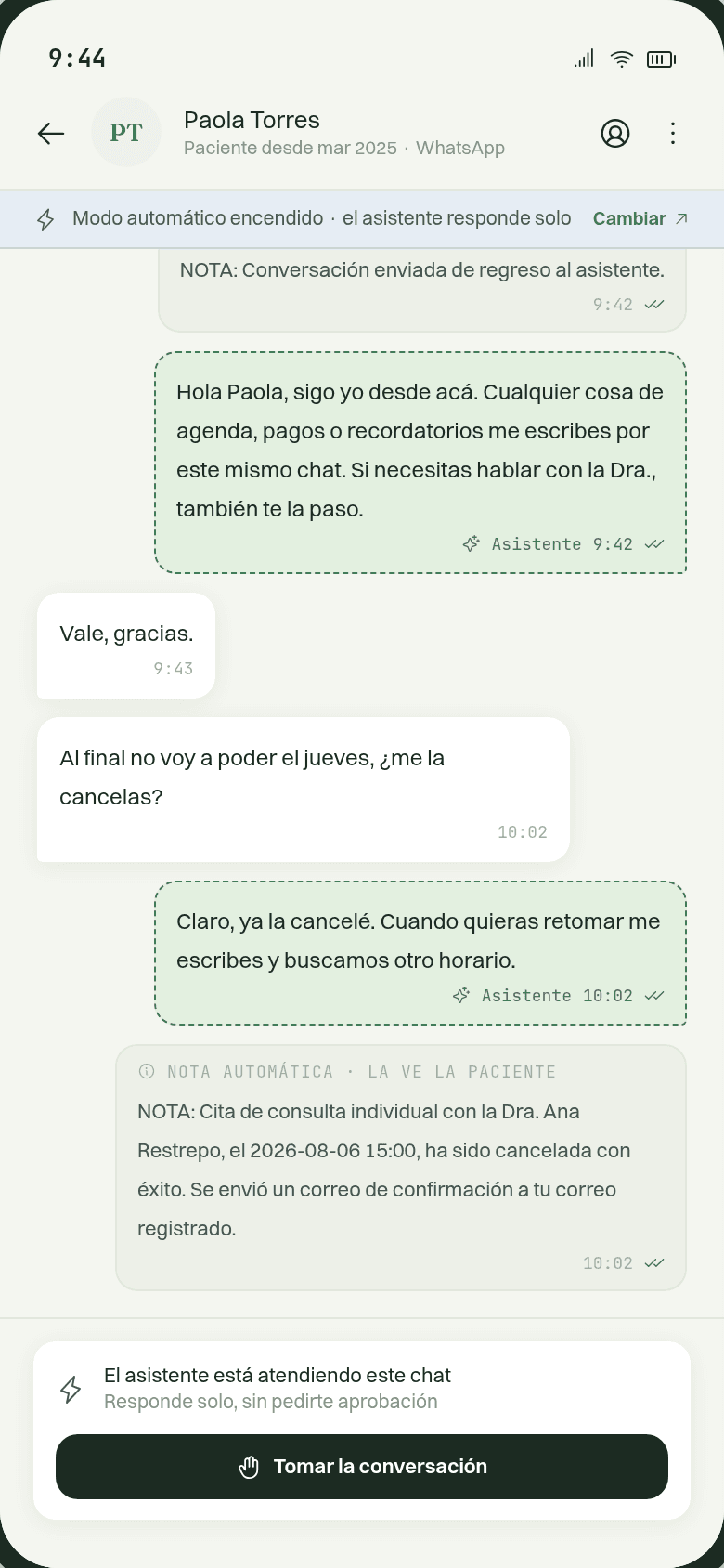 Un chat donde alternan el asistente y la profesional sobre el mismo número