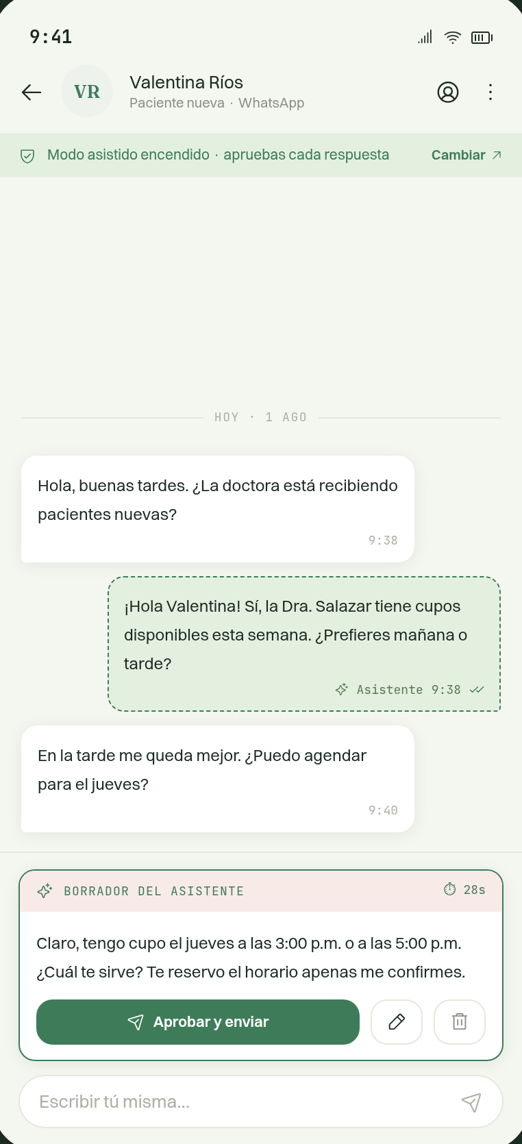 Borrador del asistente esperando aprobación antes de enviarse a la paciente